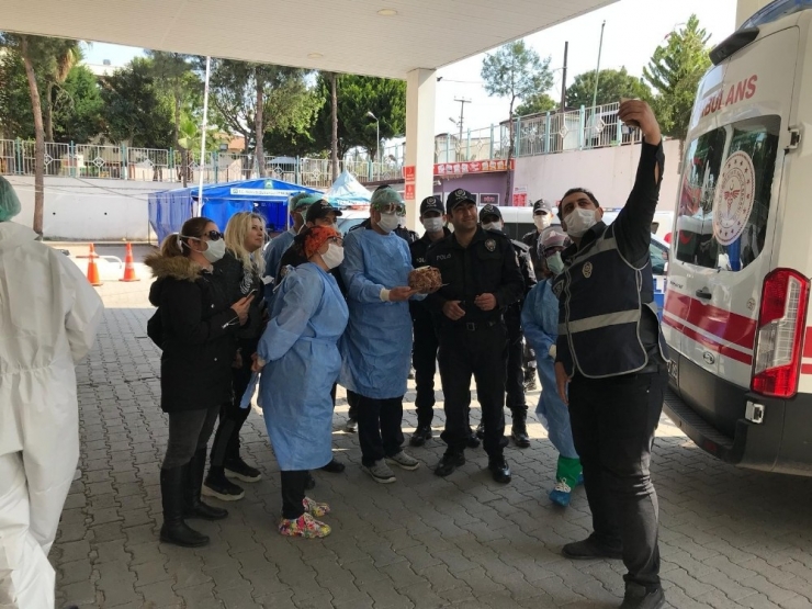 Sağlık Çalışanlarından Polise Sürpriz Kutlama