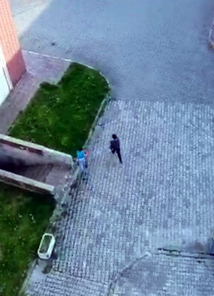 Sokağa Çıkma Yasağını İhlal Eden İki Çocuk Droneyi Görünce Panik Yaşayarak Kaçmaya Başladı