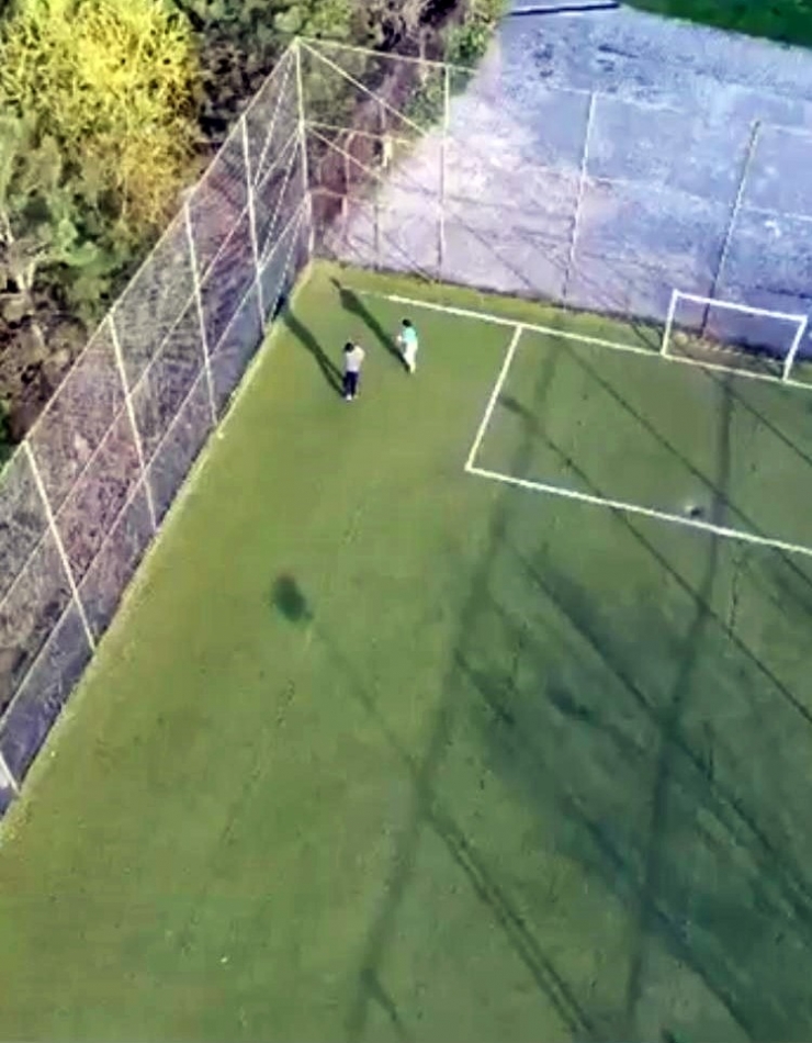 Sokağa Çıkma Yasağını İhlal Eden İki Çocuk Droneyi Görünce Panik Yaşayarak Kaçmaya Başladı