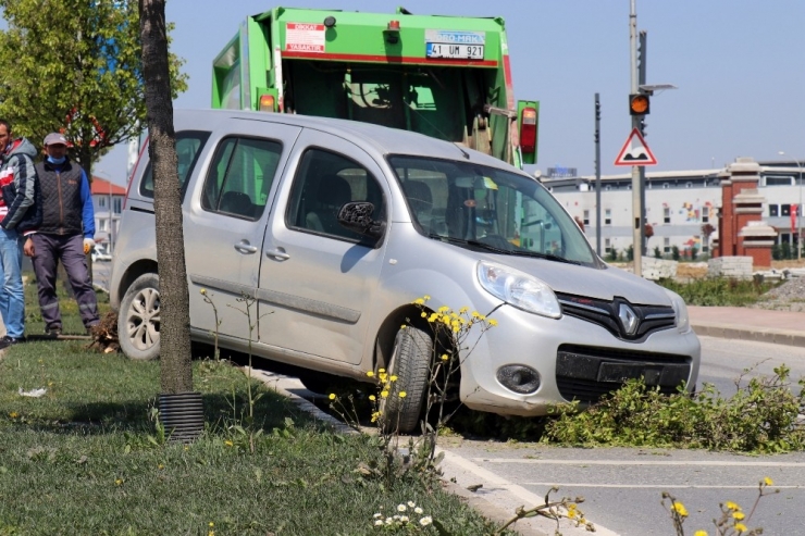Sakarya’da Boş Yolda Direksiyon Hakimiyetini Kaybeden Sürücü Refüje Çıktı