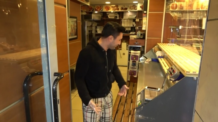 O Gece Eşofmanla Yok Sattı, Sonra Alıcı Bulamadı