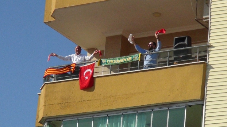 Şanlıurfalı Esnaf Mahallesine Konser Verdi