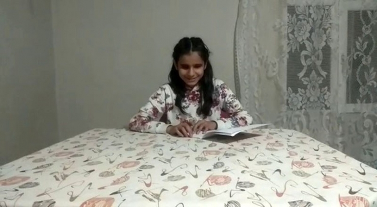 Siirt’te Görme Engelli Esra Nur Yılda 15 Kitap Okuyor