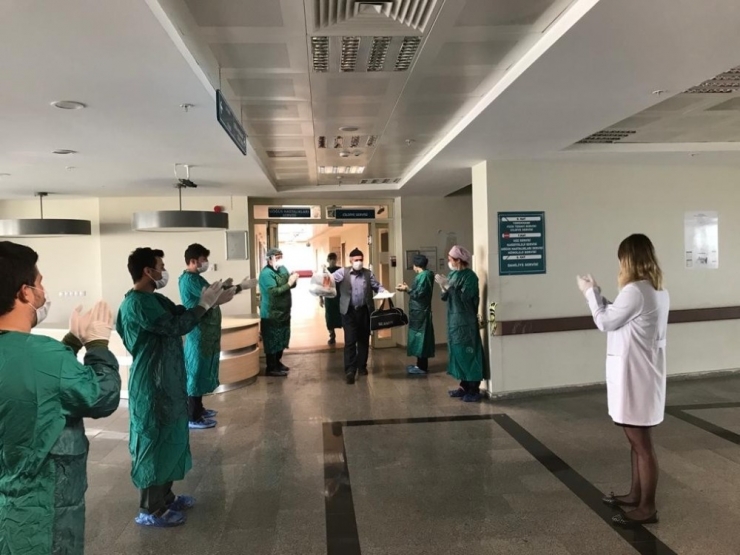 Siirt’te Virüsü Yenen Hastalar Alkışlarla Taburcu Edildi