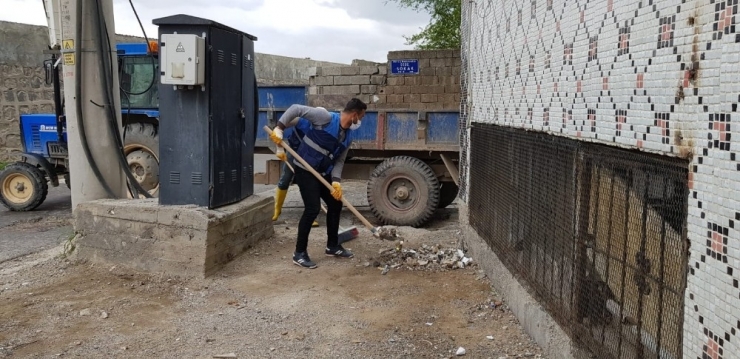 Cizre’de Boş Alanlarda Biriken Çöpler Toplandı