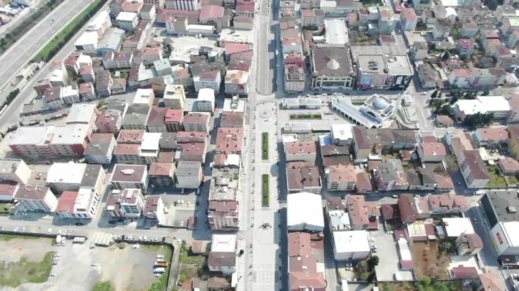 Sokağa Çıkma Yasağı Nedeniyle Boş Kalan Sultanbeyli Kent Meydanı Havadan Görüntülendi