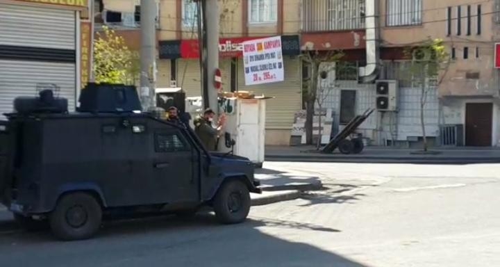 Diyarbakır’da Zırhlı Polis Aracından Vatandaşlara ’Şemmameli’ Moral