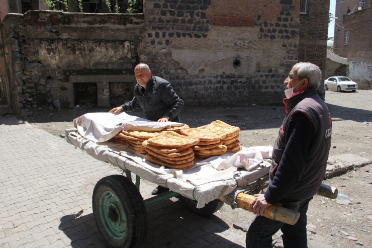 Diyarbakır’da Fırıncıların Ekmek Mesaisi Sürüyor