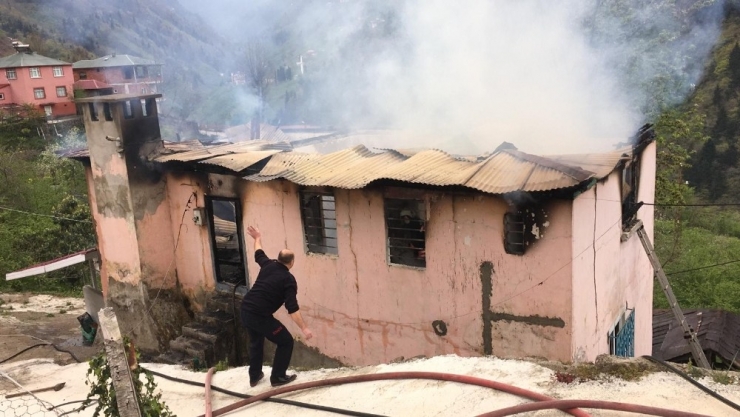 80 Yaşındaki Kadın Çıkan Yangında Hayatını Kaybetti