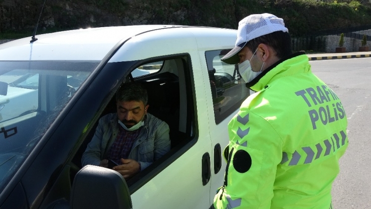 Trafik Polislerinden Sokağa Çıkan Araçlara Denetim