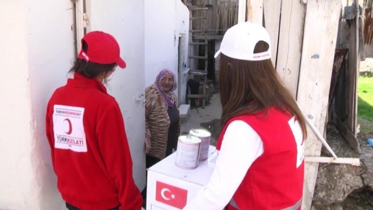 Türk Kızılayı Yeşilyurt Şubesi, Gıda Ve Temizlik Kolileri Dağıttı