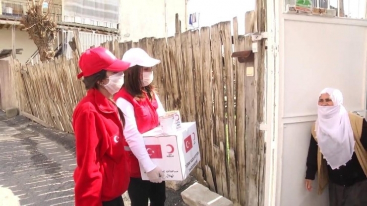 Türk Kızılayı Yeşilyurt Şubesi, Gıda Ve Temizlik Kolileri Dağıttı
