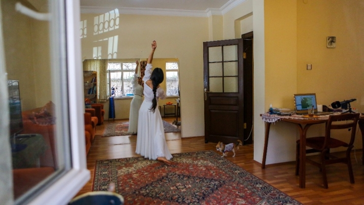Ünlü Dansçı Khatoon Fallah, Karantina Günlerinde Evinden Online Eğitim Veriyor