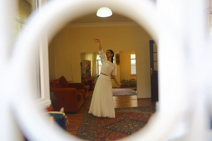 Ünlü Dansçı Khatoon Fallah, Karantina Günlerinde Evinden Online Eğitim Veriyor