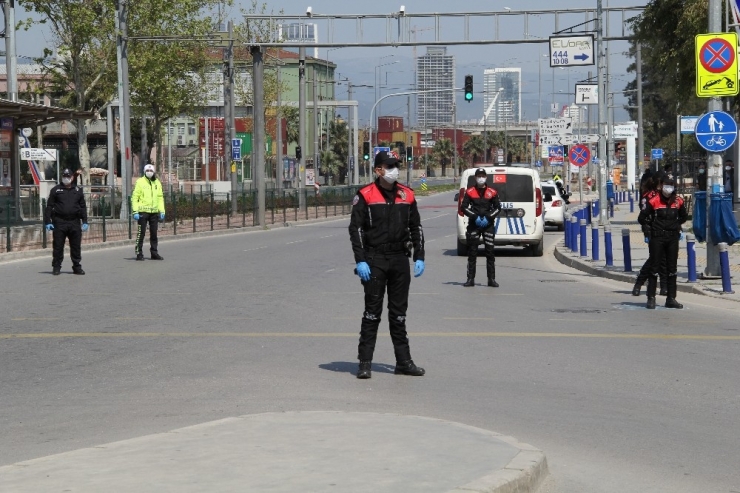 İzmir Polisinden Sokağa Çıkma Yasağının Son Gününde Sıkı Denetim