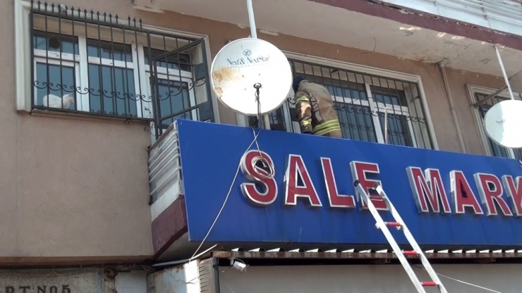 Evden Düşen Kedi İtfaiye Ekiplerince Kurtarıldı