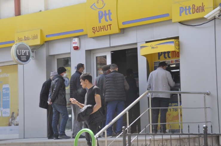 Şuhut’ta Bankalar Önündeki Yoğunluk; Sosyal Mesafe Yine Hiçe Sayıldı