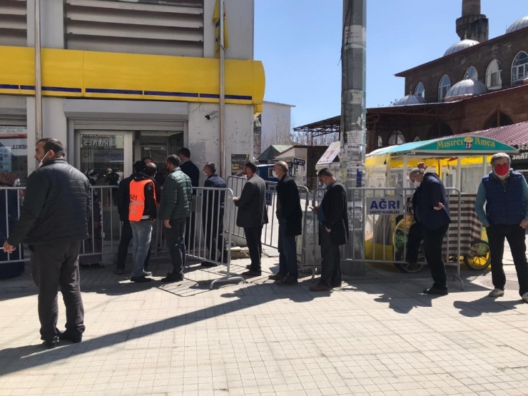 Ağrı’da Ptt Şubesi Önünde Sosyal Mesafe Kuralı Hiçe Sayıldı