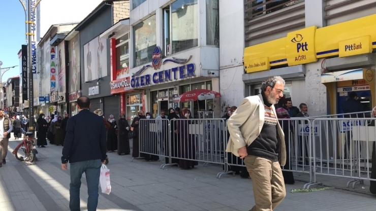 Ağrı’da Ptt Şubesi Önünde Sosyal Mesafe Kuralı Hiçe Sayıldı