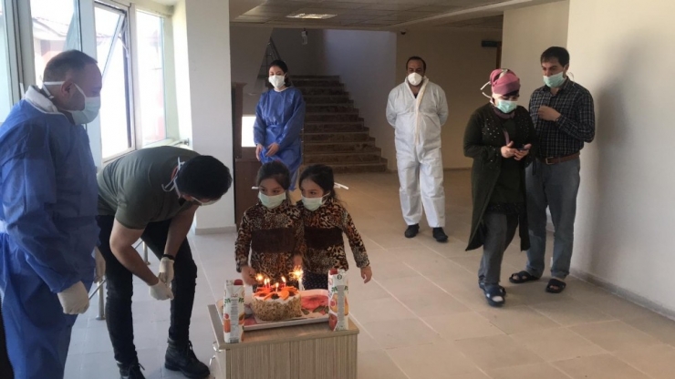 Karantinadaki İkiz Kardeşlere Hoş Geldin Sürprizi