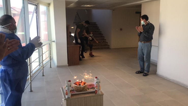 Karantinadaki İkiz Kardeşlere Hoş Geldin Sürprizi