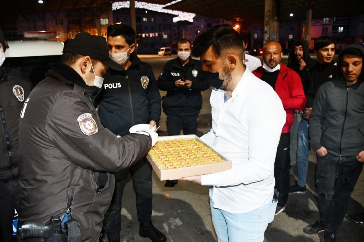 Kavga İhbarına Giden Polise Tatlı Sürprizi