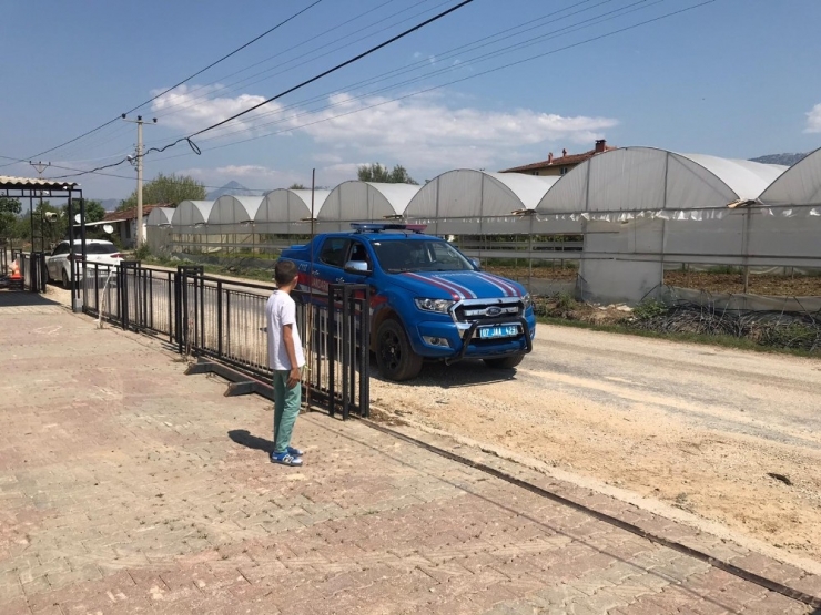 Jandarmayı Görünce Kaçan Küçük Çocuk, Ertesi Sabah Kapısına Gelen Jandarmayla Şaşkına Döndü