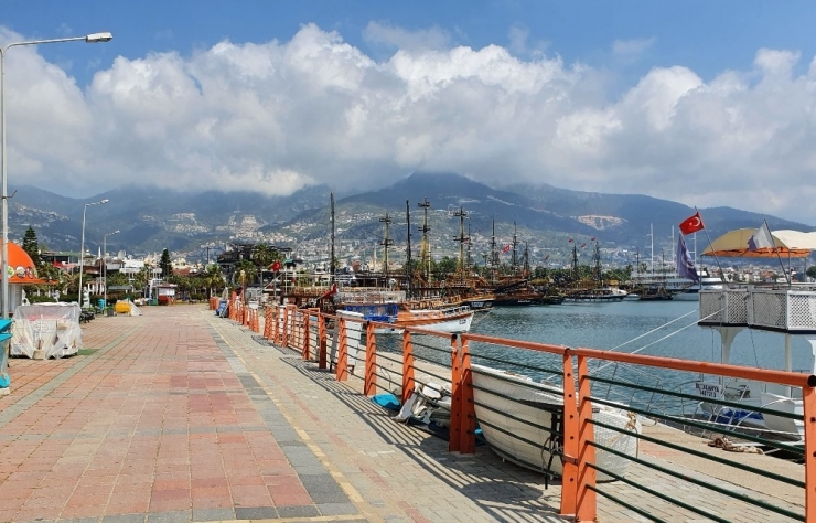 Alanya Tarihi Sessizliğe Büründü, Dünyaca Ünlü Sahilleri Boş Kaldı