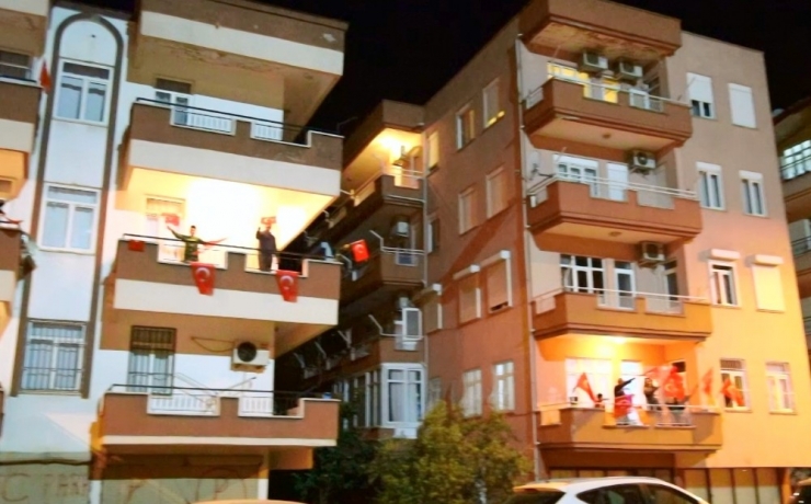 Antalya’da "Memleketim" Şarkısıyla Balkonlardan Coşku Seli Yükseldi