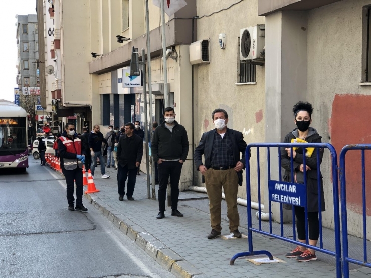 Avcılar’da Ptt Önünde Uzun Kuyruk Oluştu