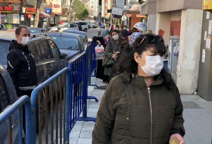 Avcılar’da Ptt Önünde Uzun Kuyruk Oluştu