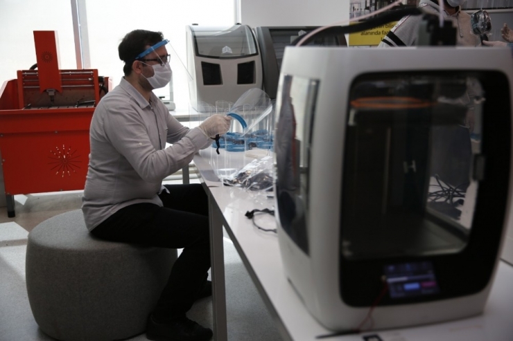 Başakşehir Belediyesi’nden Haftada Bin Adet Yüz Koruyucu Siperlik Maske Üretimi