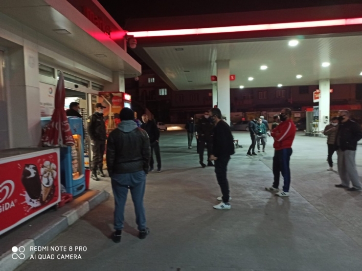 Yasak Sona Erdi, Vatandaş Benzin İstasyonu Marketine Gitti