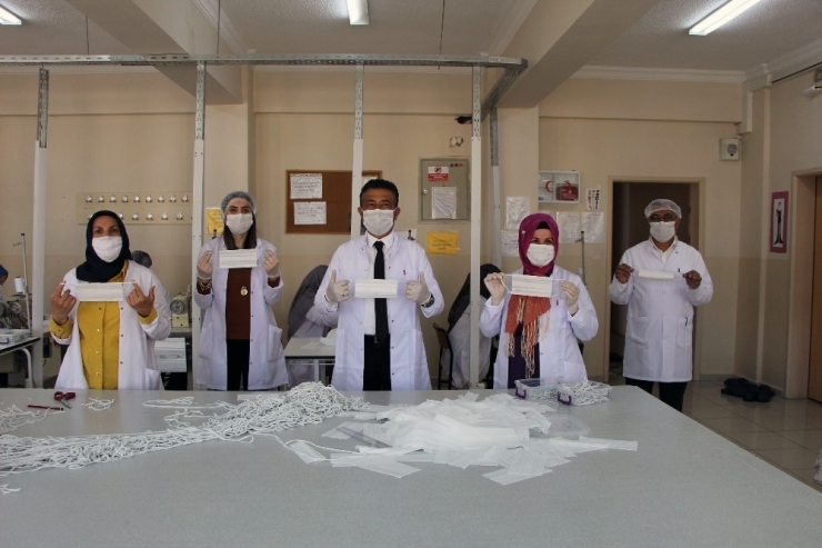 Bingöl’de Seri Üretime Geçen Bir Meslek Lisesinde Günlük 3 Bin Maske Üretiliyor
