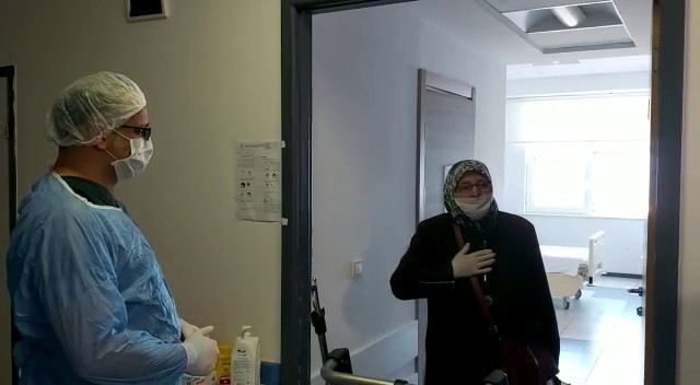 Korona Virüsü Yenen 67 Yaşındaki Kadın Alkışlarla Taburcu Oldu