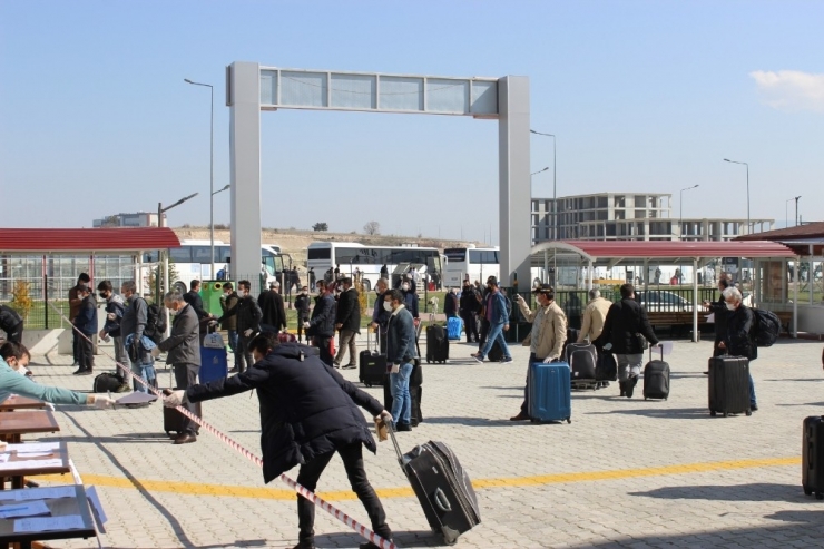Burdur’da Karantina Süresi Dolan 145 Kişi Yöresel Oyun Havaları Eşliğinde Uğurlandı