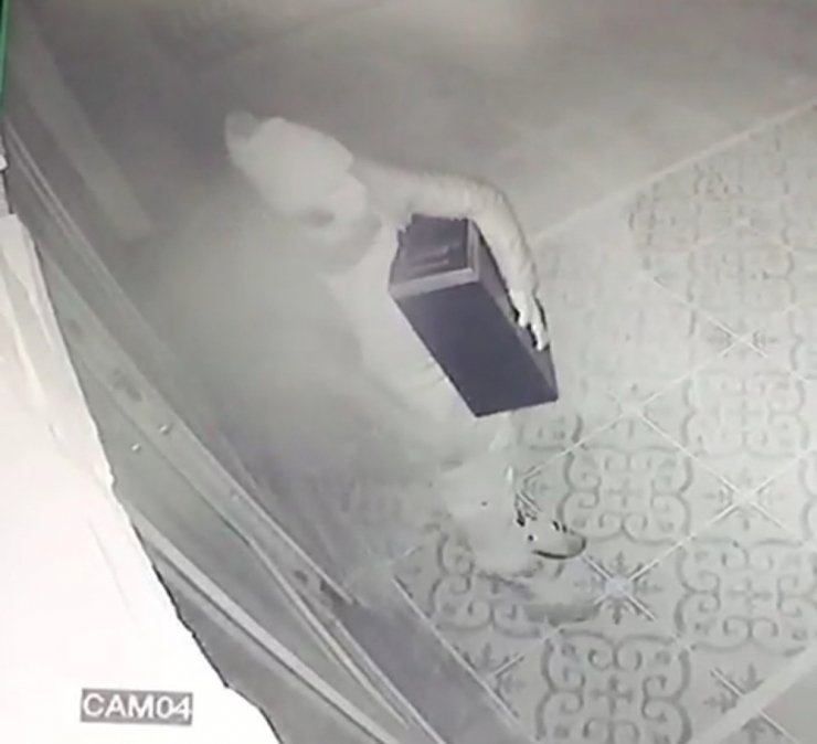 Kafeteryadaki Hırsızlık Güvenlik Kamerasında