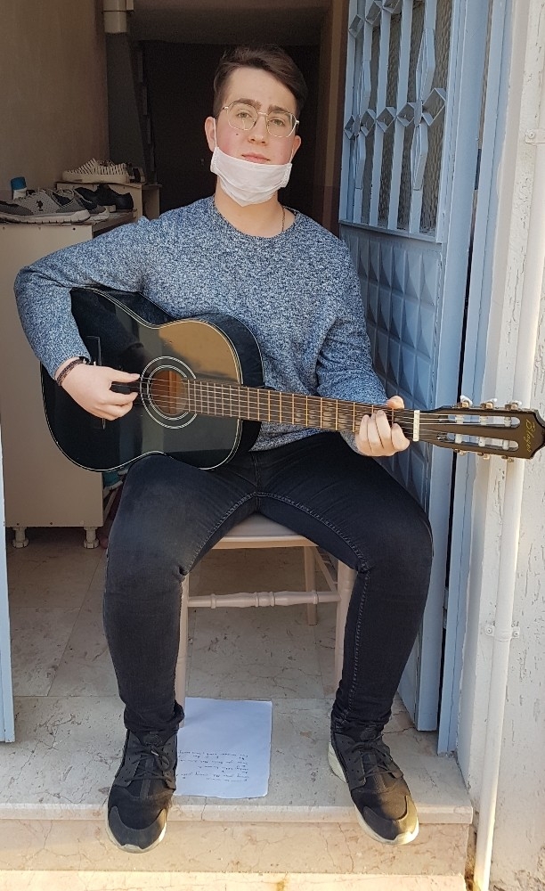 Korona İçin Şarkı Besteledi