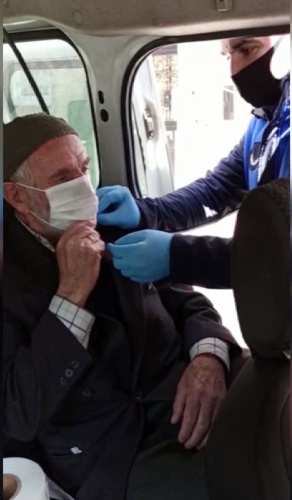 Poşeti Maske Yapıp, İlaçları İçin Dışarı Çıktı
