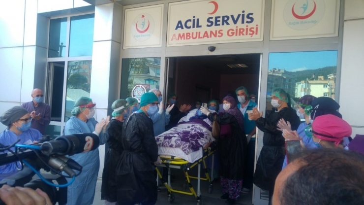 92 Yaşındaki Kadın Korona Virüsü Yendi