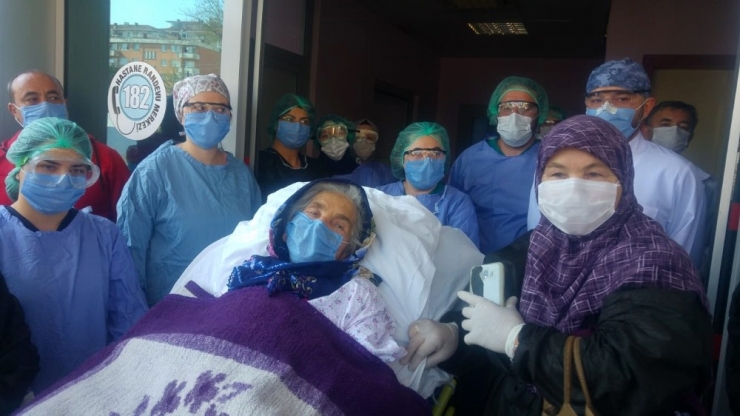 92 Yaşındaki Kadın Korona Virüsü Yendi