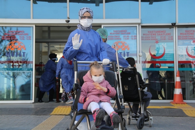 Korona Virüsü Yenen 5 Yaşındaki Miray Ve Ailesi Alkışlarla Taburcu Edildi