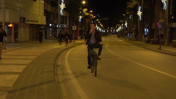 Denizli’de Sokağa Çıkma Yasağının Sona Ermesiyle Vatandaşlar Caddelere Akın Etti