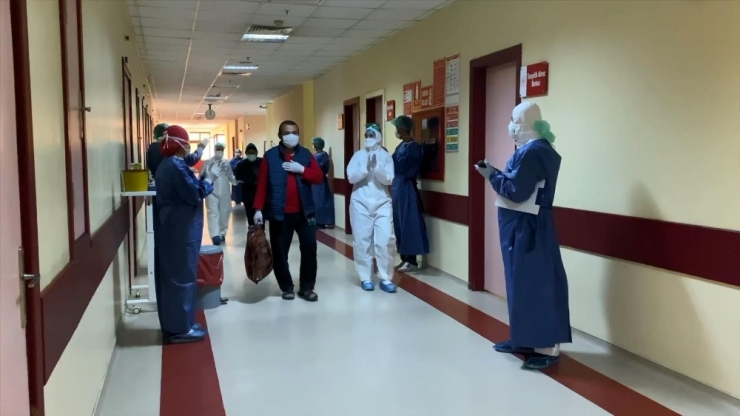Diyarbakır’da Korona Virüsü Yenen 10 Hasta Alkışlar Eşliğinde Taburcu Edildi