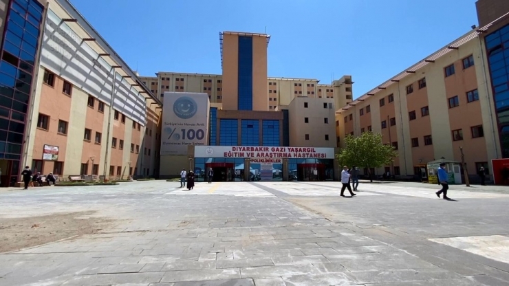 Diyarbakır’da Korona Virüsü Yenen 10 Hasta Alkışlar Eşliğinde Taburcu Edildi