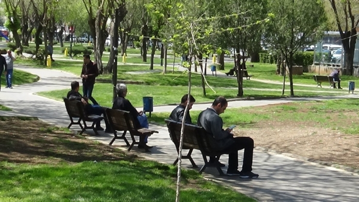 Diyarbakır’da Yasak Sonrası Güneşli Havayı Gören Vatandaşlar Sokakları Doldurdu