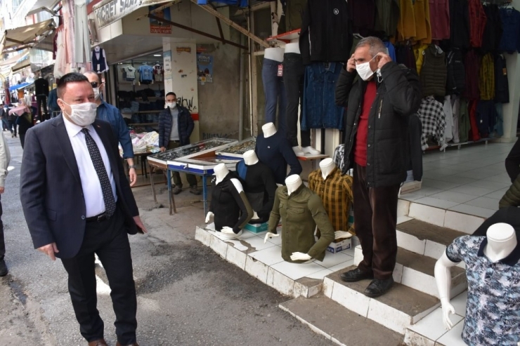 Başkan Beyoğlu İş Yerlerini Açan Esnafa Maske Dağıtıp Teşekkür Etti