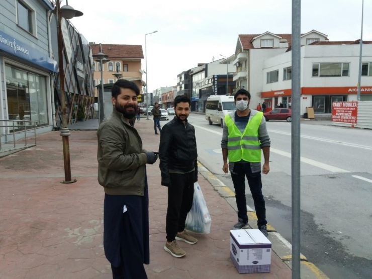 Dünya Onları Eve Gönderiyor, Türkiye Yardım Ulaştırıyor