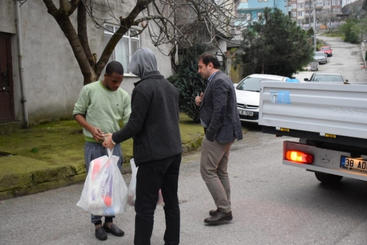 Dünya Onları Eve Gönderiyor, Türkiye Yardım Ulaştırıyor