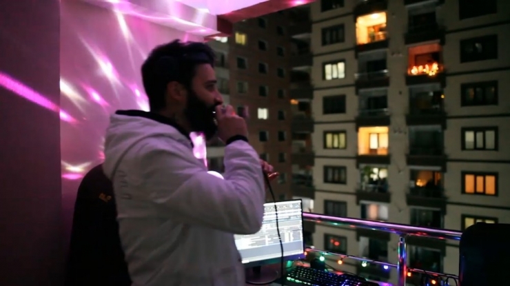 Dj Kabinini Evinin Balkonuna Kurdu, Mahalleliyi Coşturdu